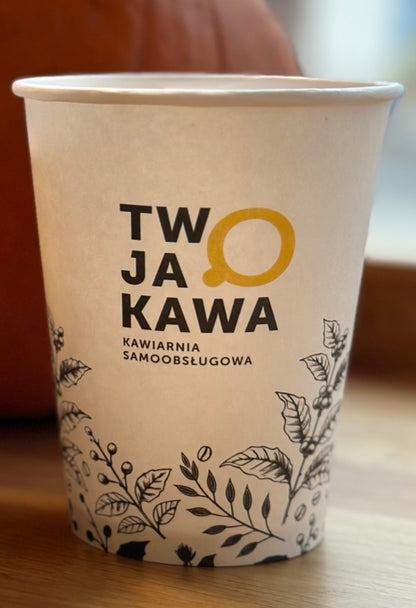 Kubek papierowy jednorazowy 300 ml z pokrywką, czarny nadruk roślinny i napis TW JA KAWA