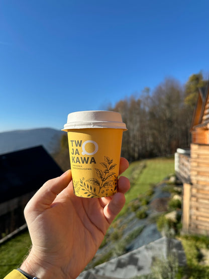 Kubek papierowy „TW JA O KAWA” z roślinnym wzorem i żółtym tłem