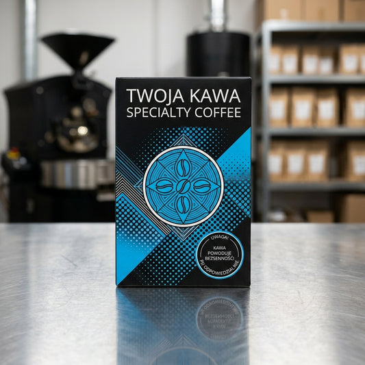 Pudełko kawy specialty z niebiesko-czarną grafiką i napisem „Twoja Kawa”