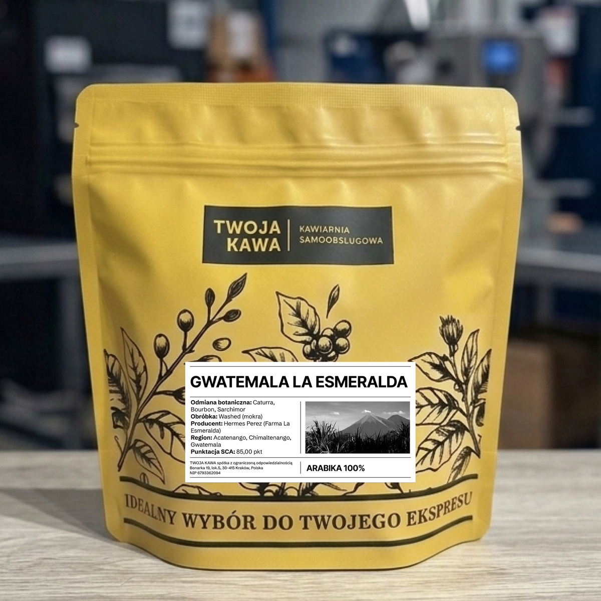 Worek z kawą ziarnistą w żółtej folii z etykietą GWATEMALA LA ESMERALDA