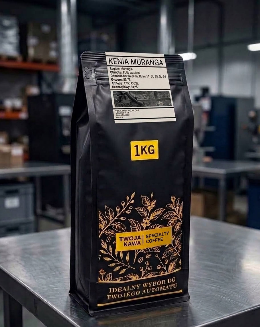 Worek z kawą specialty 1 kg, czarny z etykietą i złotym motywem liści.