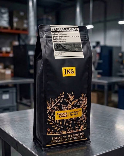 Worek z kawą specialty 1 kg, czarny z etykietą i złotym motywem liści.