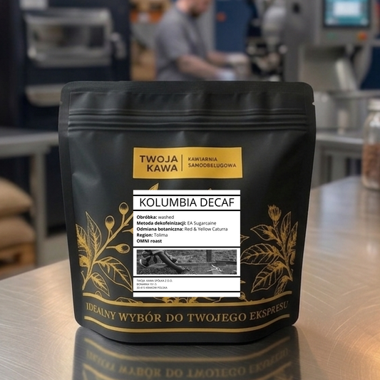 Czarna saszetka z kawą z złotą etykietą Kolumbia Decaf omni roast